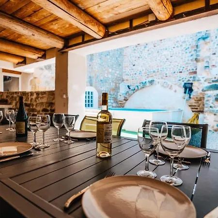 Holiday home Superbe Maison De Village-piscine-ideal Famille