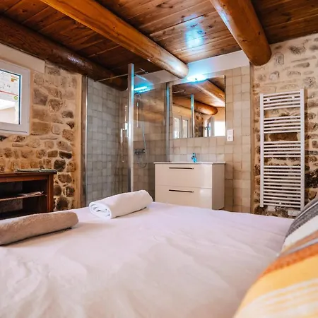 Holiday home Superbe Maison De Village-piscine-ideal Famille
